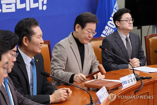 더불어민주당 이재명 대표가 19일 국회에서 열린 최고위원회의에서 회의 속개 선언을 하고 있다. 연합뉴스